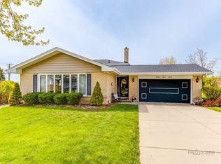 725 Webley Ct, Schaumburg, IL 60193