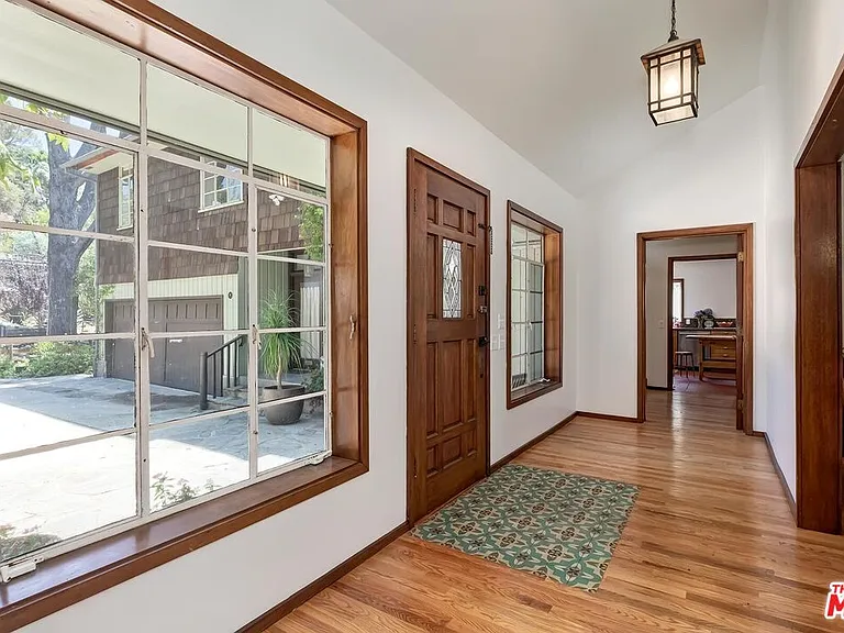 515 N Kenter Ave — Photo 2
