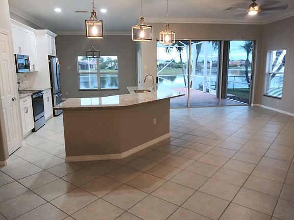 BEAUTIFUL LAKE FRONT