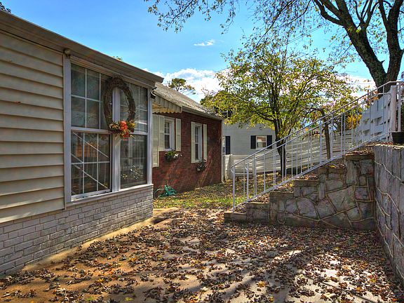 Great dining area outdoors