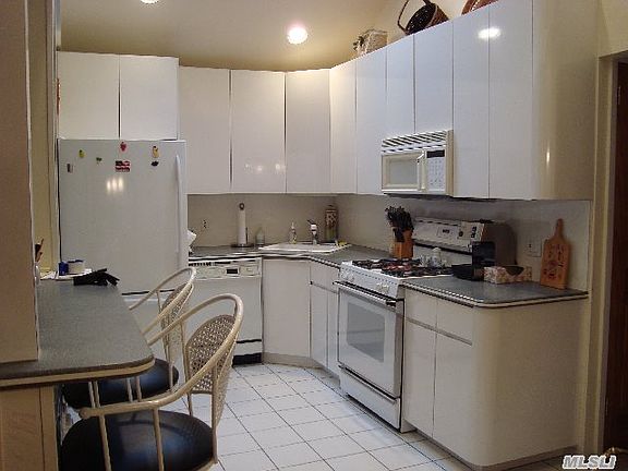 3rd image of 44 Nassau Blvd