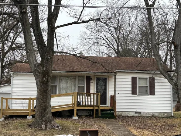 1105 N 1st St, Fairfield, IL 62837