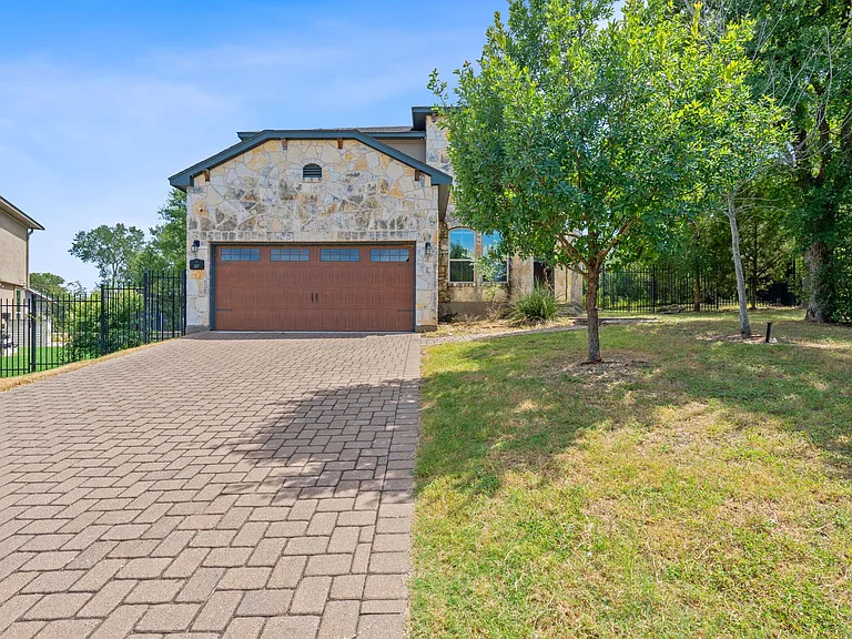 307 Parkside Dr — Photo 32