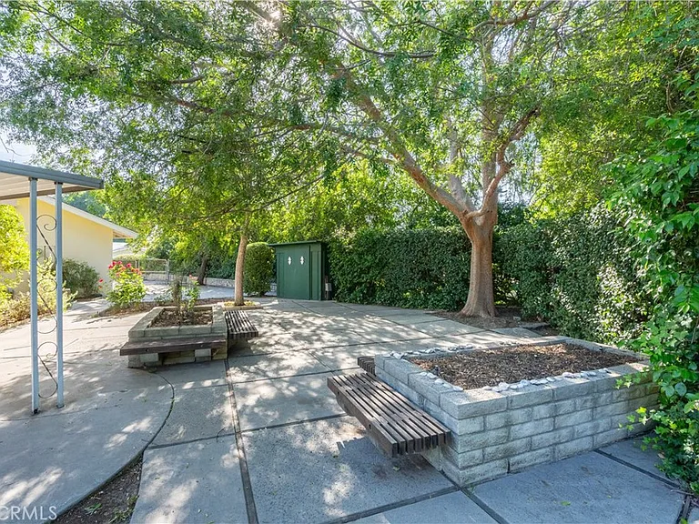11761 Encino Ave — Photo 33