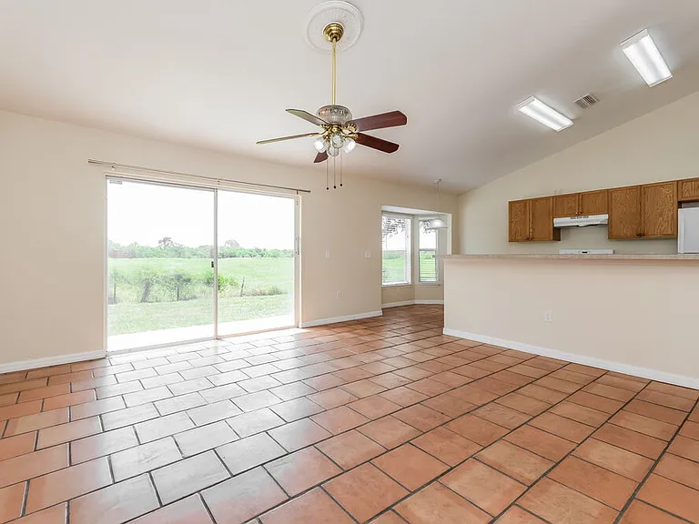 1001 Gary Dr — Photo 3