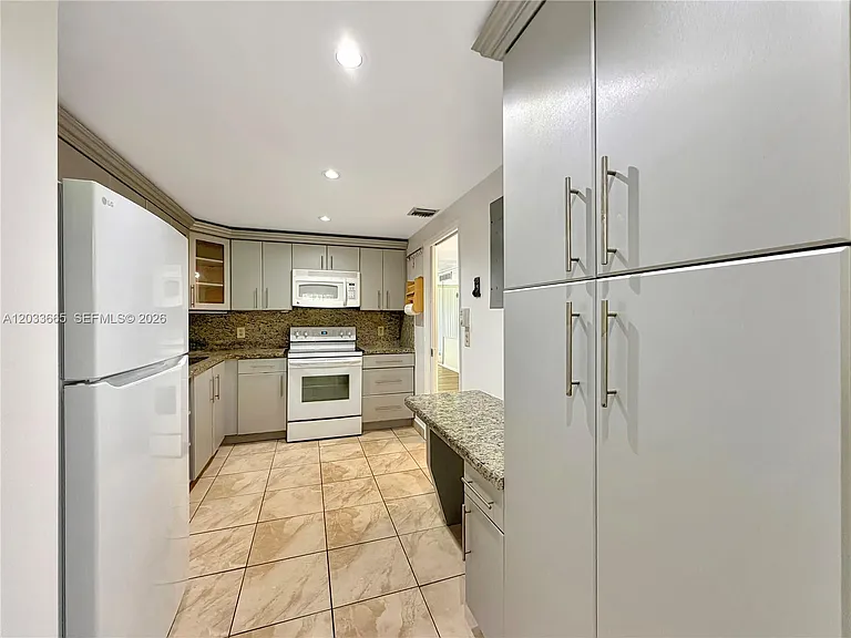 3641 Oaks Clubhouse Dr #201 — Photo 9