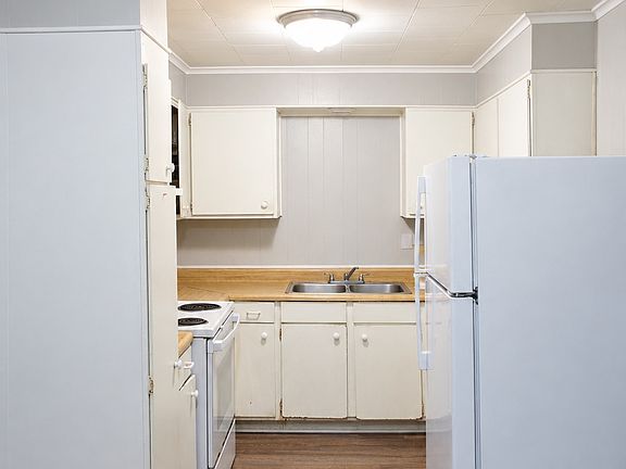 4th image of 718 Harding St #8
