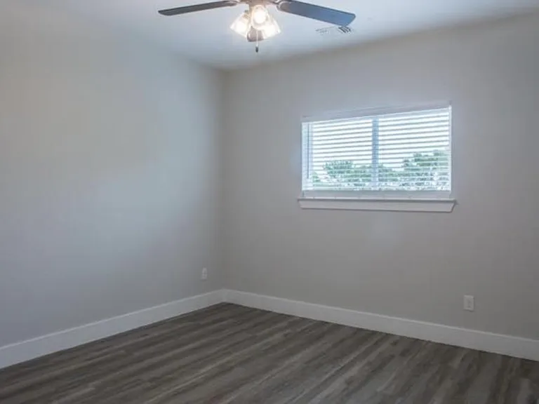 523 N Preston St — Photo 3