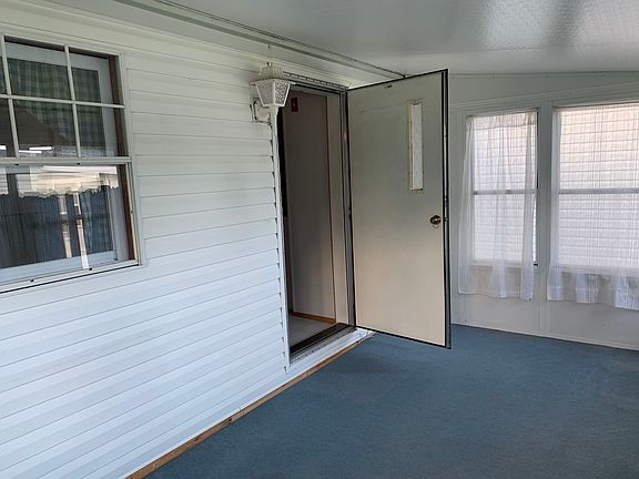 3 season porch off kitchen