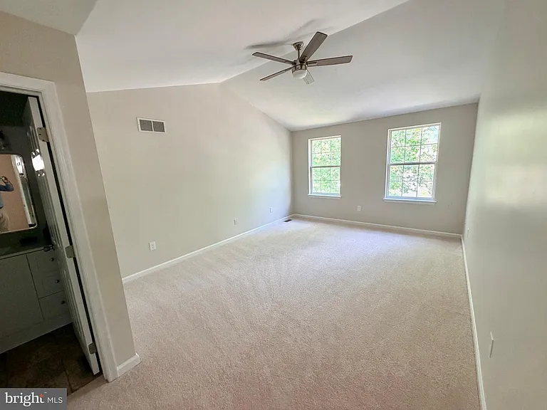 1422 Oxford Cir — Photo 9