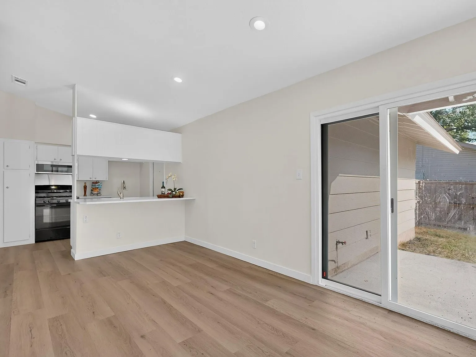 3 bed, 1.5 bath, 1014 sqft, $1,895 — Photo 4