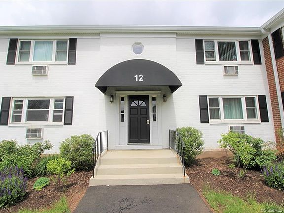 3rd image of 12 Robbins Ln APT B