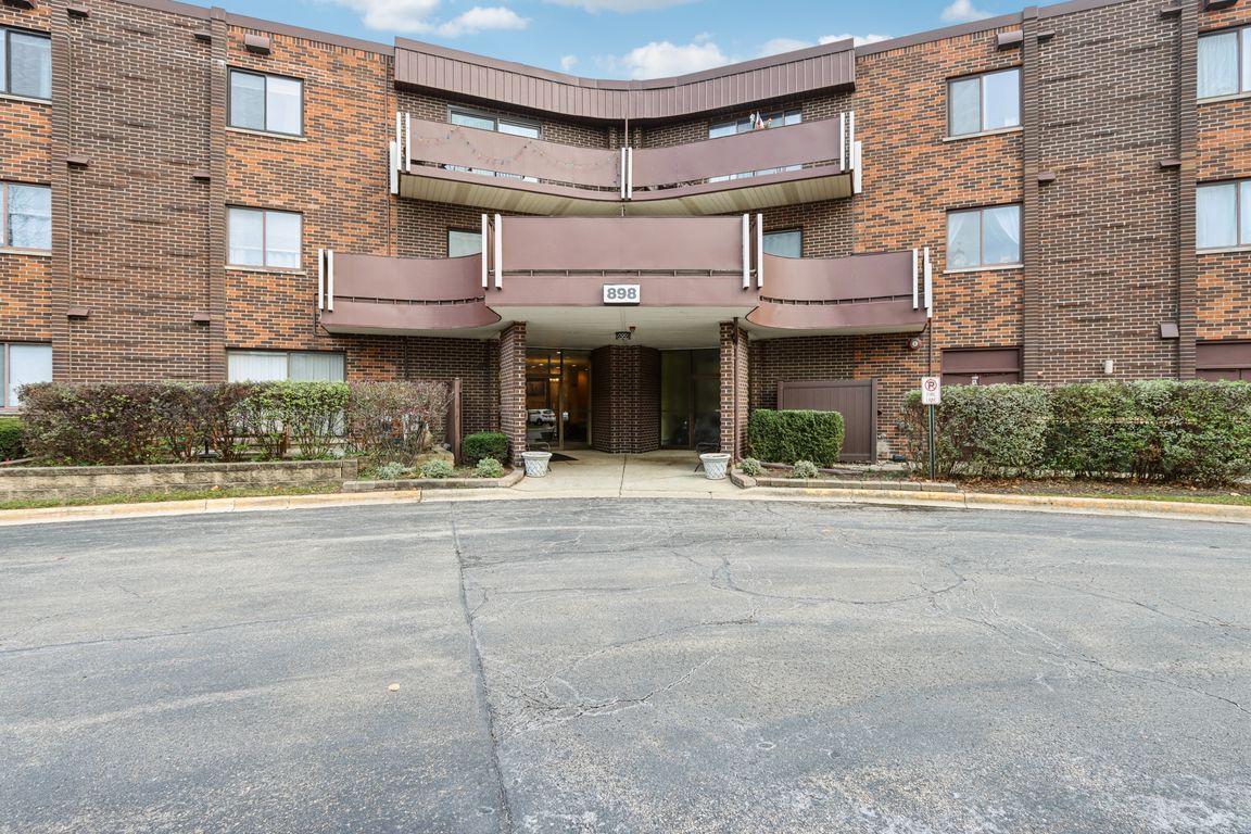 Wellington Ave-S1811-005.jpg