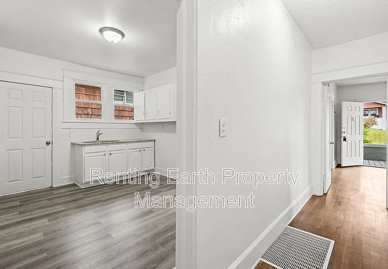 1724 30th St — Photo 16