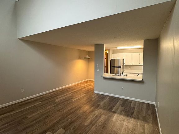 4th image of 10 Grand St APT 109