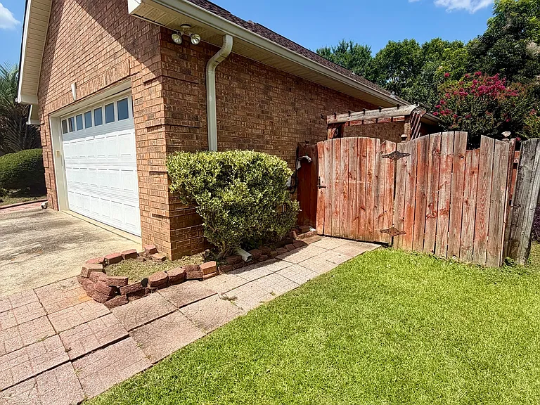 213 Carrington Ln — Photo 43
