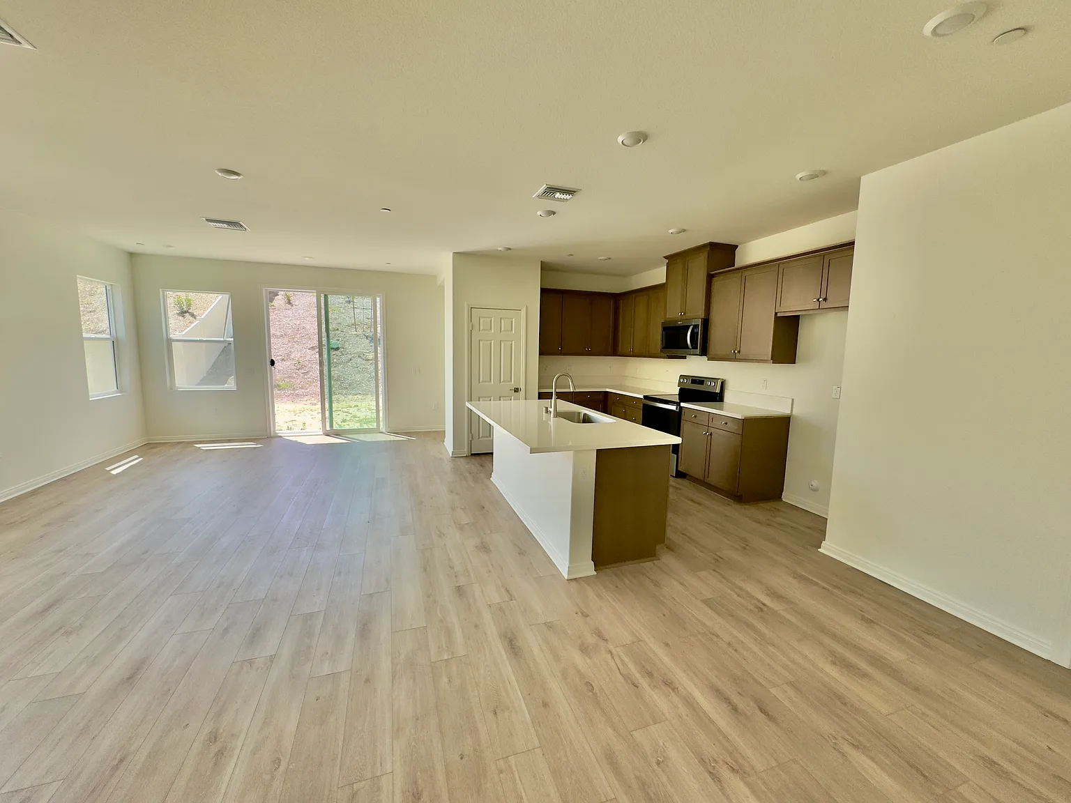 4 bed, 1840 sqft, $3,200 — Photo 4