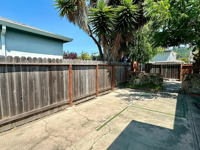 1426 Liberty St — Photo 9