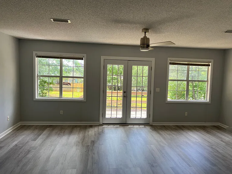 115 W Briar Dr — Photo 3