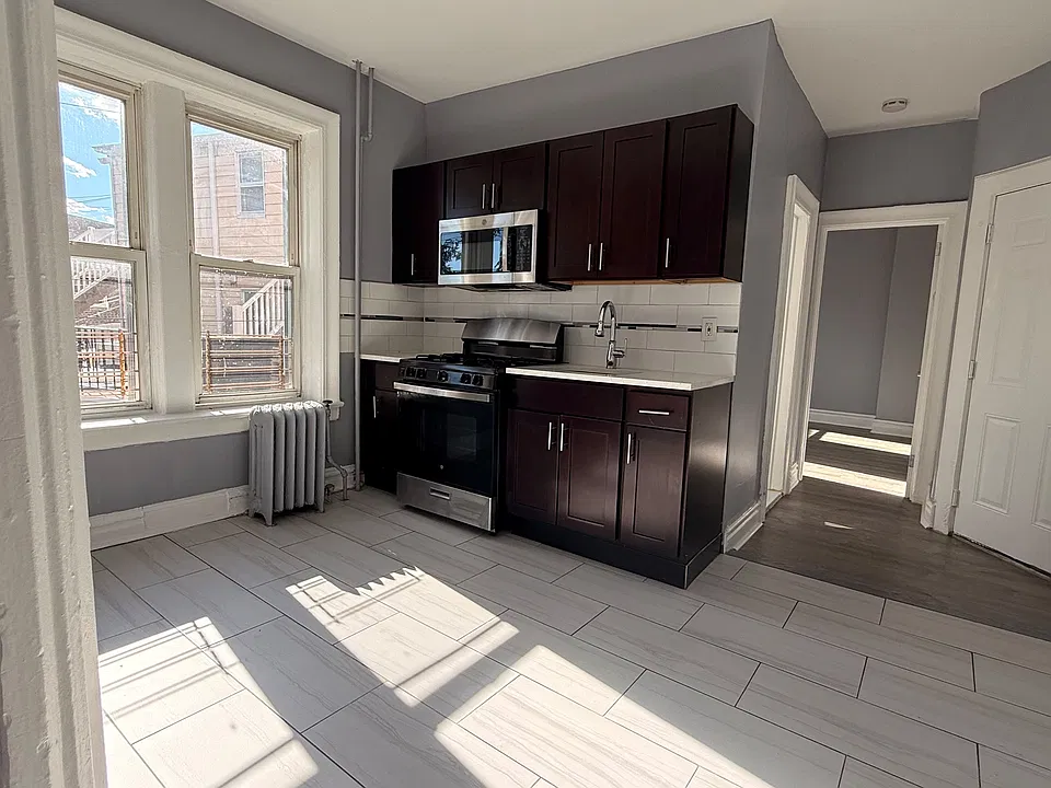 176 Broadway #3E