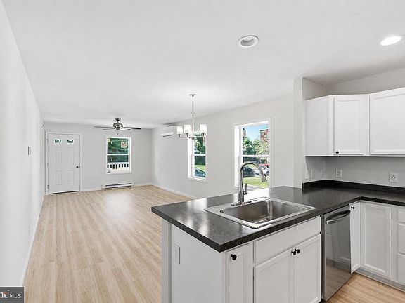 4th image of 12 Market Ln