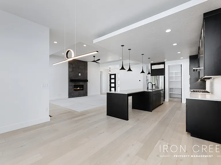 2285 S Aburge Ave — Photo 8