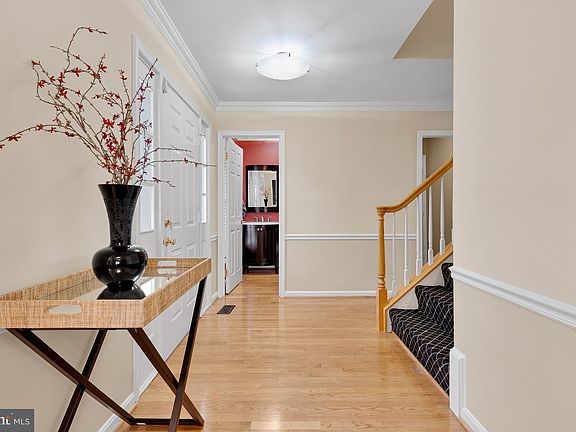 2nd image of 8 Candlelight Ct