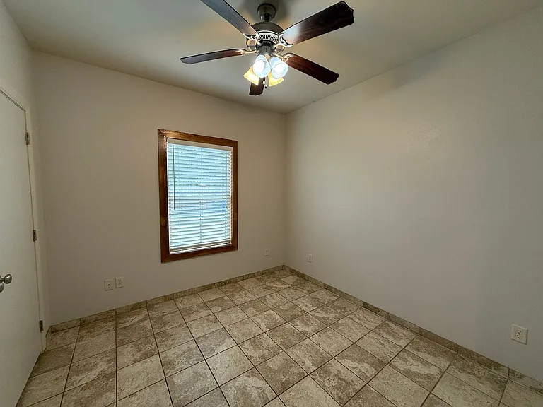 257 E Garza St — Photo 16