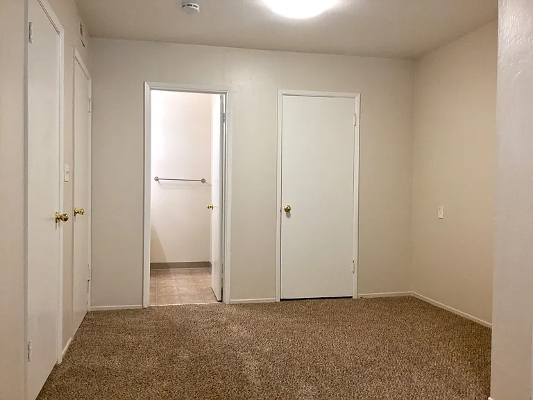 470 Apartments — Photo 11