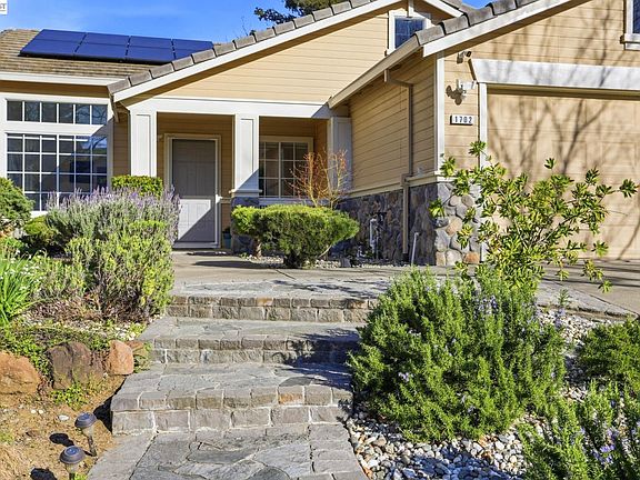 5th image of 1702 Highland Cir