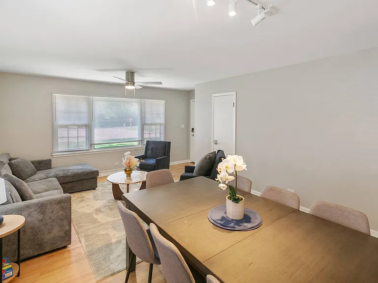310 Butterfield Ln — Photo 2