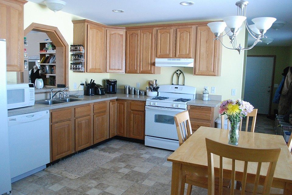 Kitchen / Dining Area