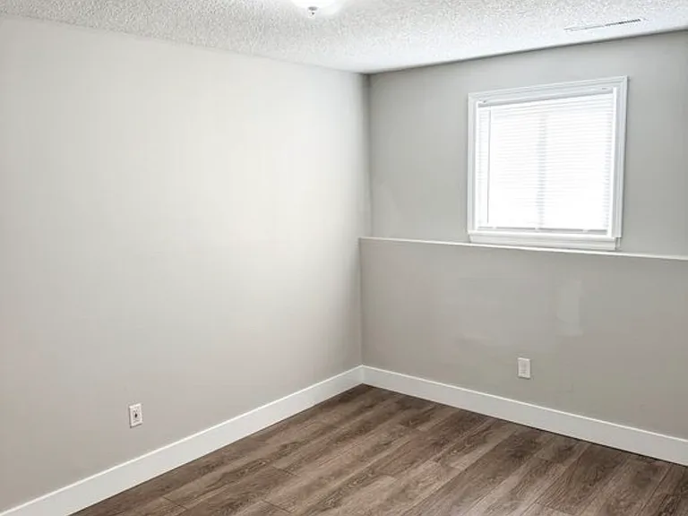 425 Castle Dr — Photo 12