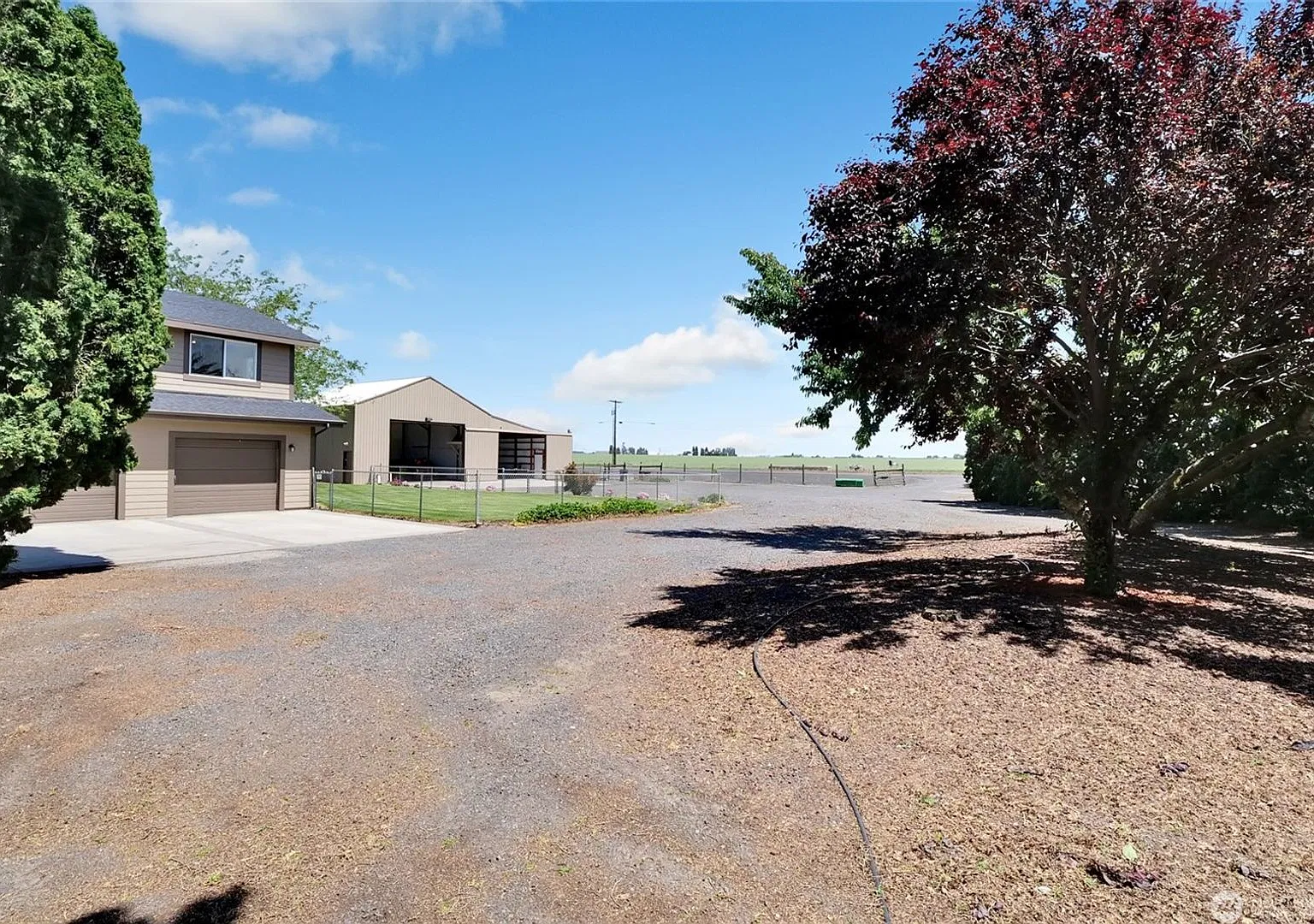 Country Paradise, 4 Bedrooms! Almost 3000 sq ft. — Photo 3
