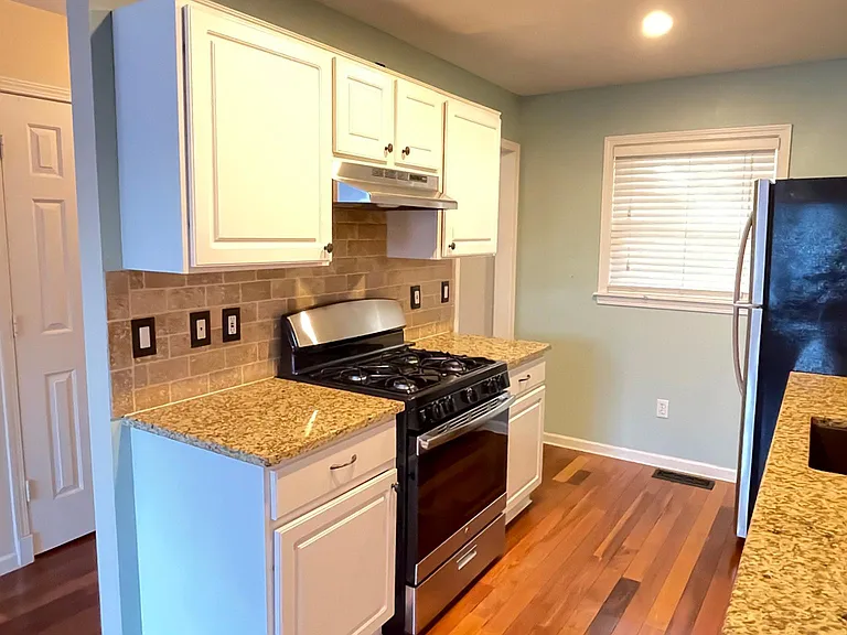 28 Woodbury Ave #4 — Photo 4