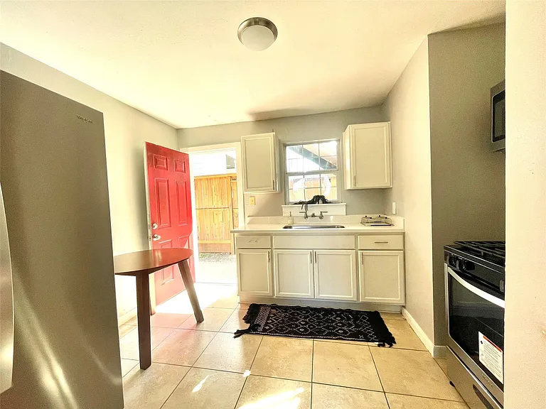 2411 Bastrop St #1 — Photo 10