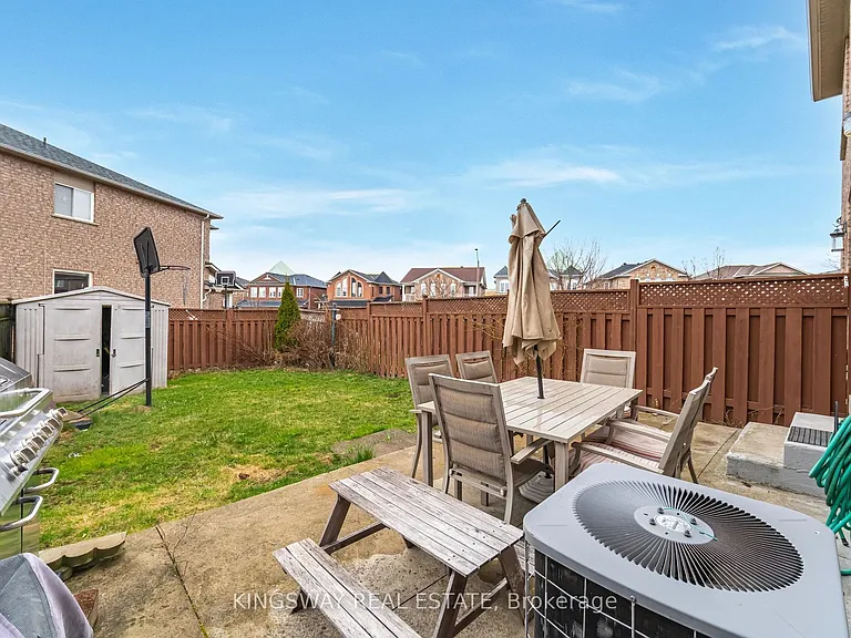 803 Khan Cres — Photo 39