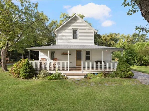 28 Economy Ave, Warwick, RI 02889