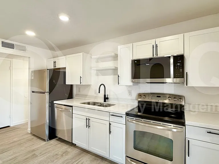 1653 N 69th Ave — Photo 13