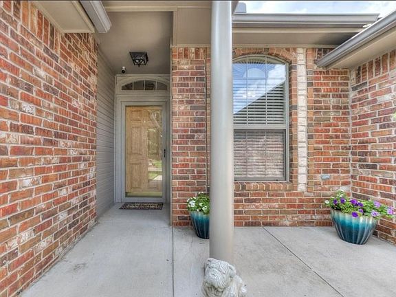 2nd image of 2208 Oak Dr