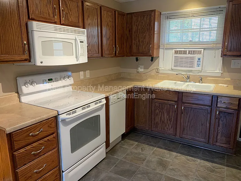 806 Chamberlain St — Photo 7