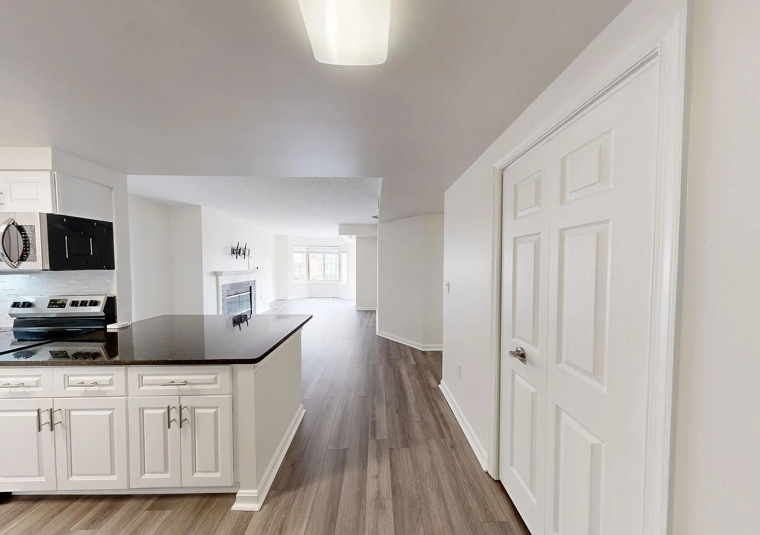 Beautifully updated 2Bed/2bath Condo w/ assigned parking! — Photo 1