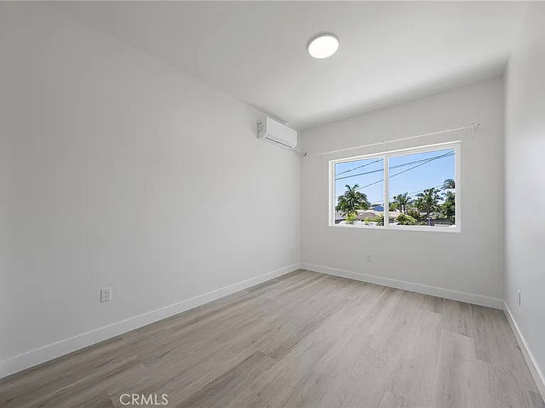 2423 S Myrtle Ave — Photo 12