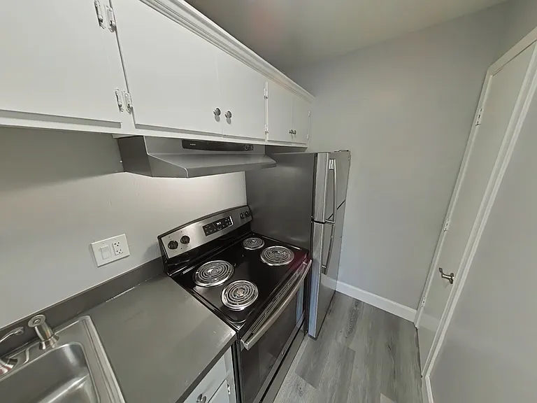 401 E Poplar Avenue — Photo 12