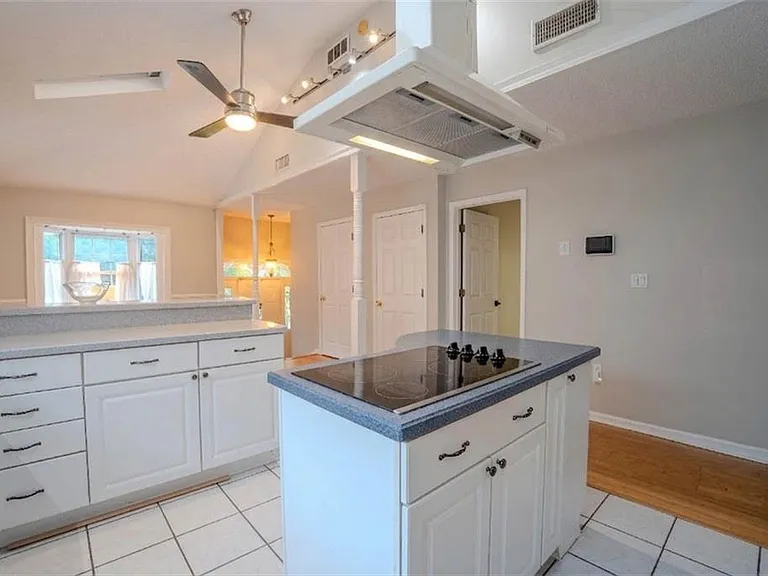 1053 Vista Trl NE — Photo 8