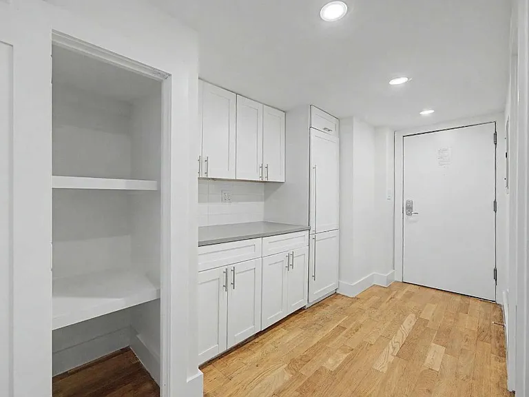220 E 22nd St #3U — Photo 2