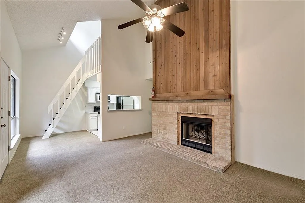 Building Photo - 908 Poplar St #204