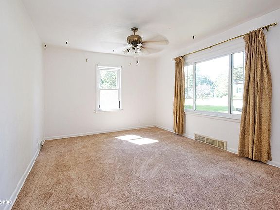 4th image of 7725 Lake Wood Dr