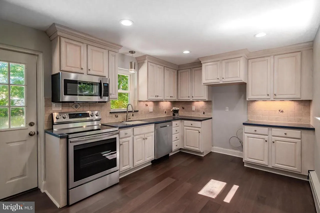 4 bed, 2300 sqft, $3,595 — Photo 2