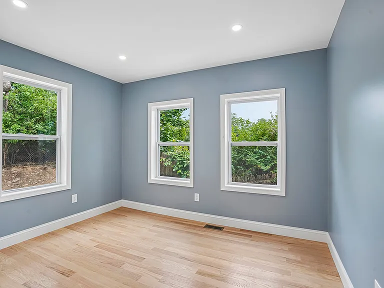 559 Winthrop St — Photo 14